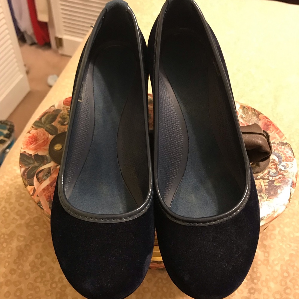🔫Crocs navy crushed velvet wedges 🔫